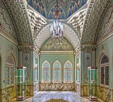 Музеят на забележителностите на Язд, обиколка сред старинни и носталгични автомобили.