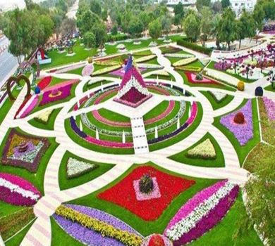 Преводът на текста е:  Цветната градина на Керманшах, една огромна картина върху земята