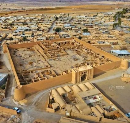 Замъкът Хаджи Хан в Есфандабад е глинен замък със стени с дебелина 2,5 метра.         