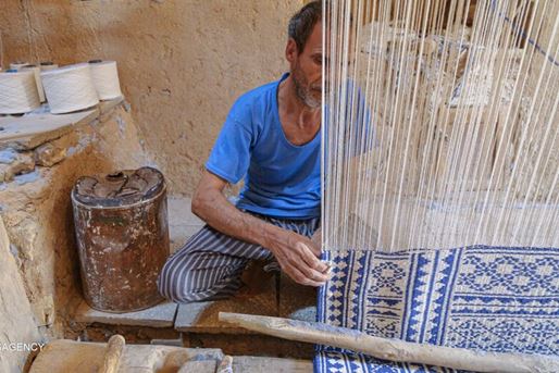 Зилото е ирански подложка с впечатляващо изкуство и изцяло естествени материали.